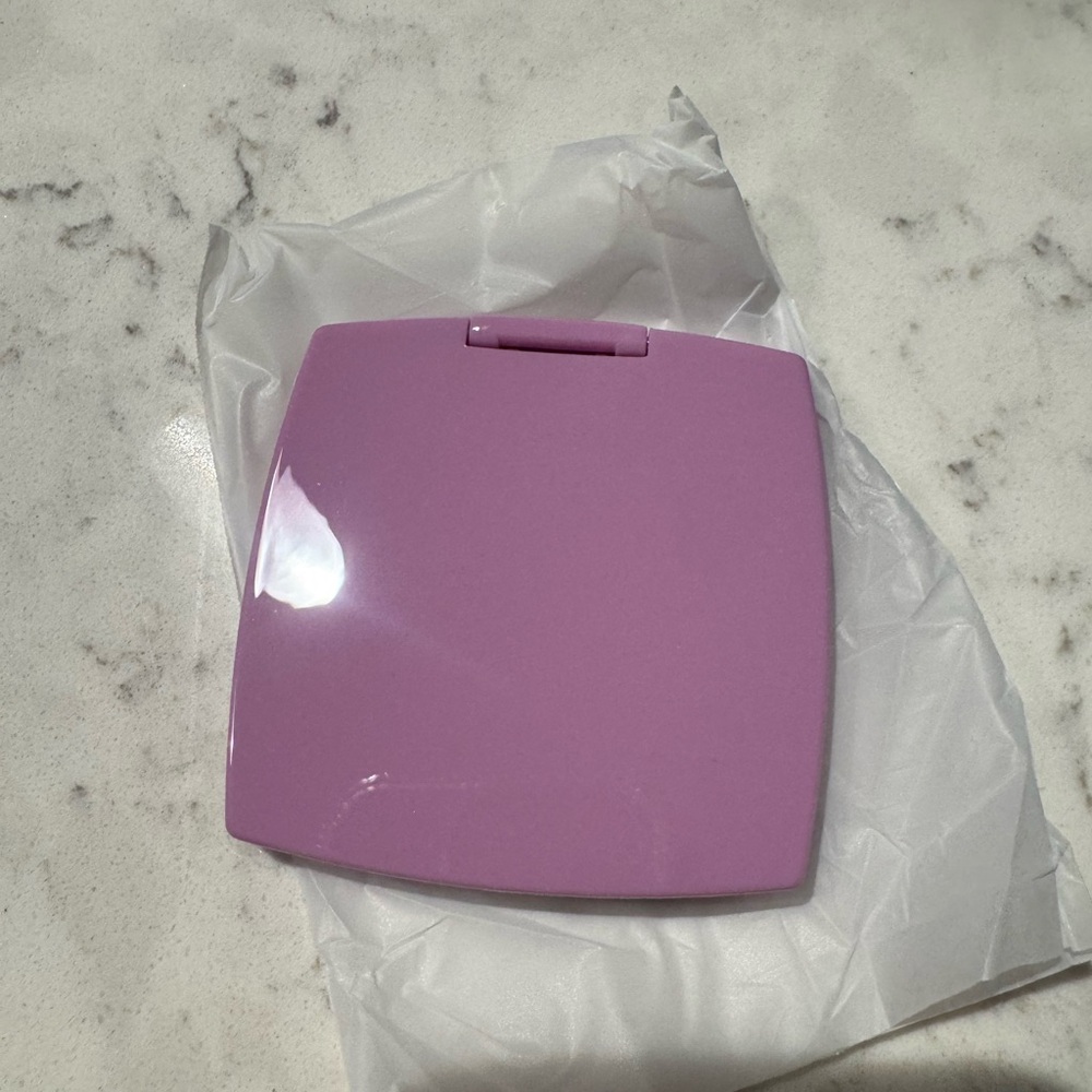 CHANEL Pink Compact Mirror Double Faced Duo CC Logo NEW w/ Box & Pouch 💜 - Picture 4 of 4